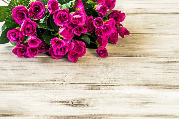 Bukett av rosor blommor för kvinnors dag bakgrund eller mors dag present på träskivor — Stockfoto
