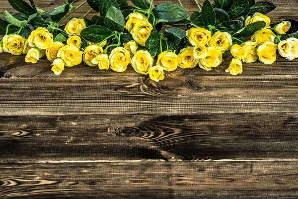 Ramo de flores de rosas para el fondo del día de la mujer o regalo del día de la madre en tablas de madera — Foto de Stock