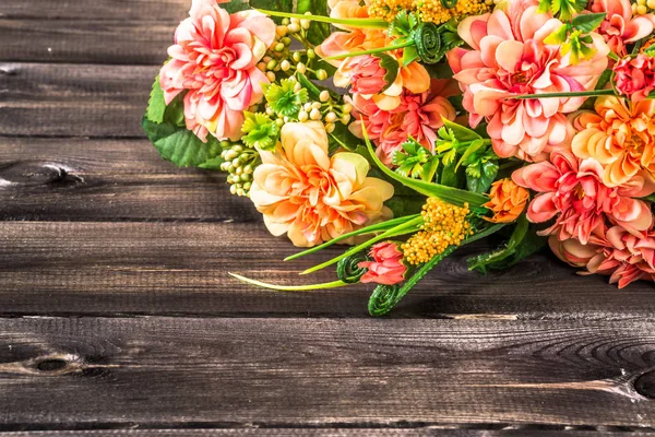 Bukiet kwiatów na tle dzień kobiet czy dzień matki prezent na deski — Zdjęcie stockowe