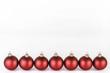 Kırmızı süsleme, Noel top beyaz arka plan üzerinde izole