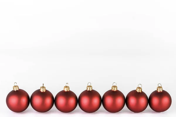 Κόκκινο στολίδι, Χριστουγεννιάτικη μπάλα που απομονώνονται σε λευκό φόντο — Φωτογραφία Αρχείου