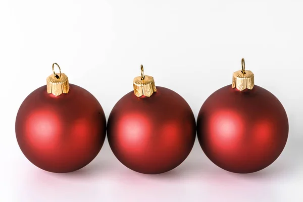 Weihnachtsschmuck, rote Christbaumkugel isoliert auf weißem Hintergrund — Stockfoto