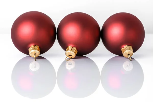 Vánoční ozdoba, červené cetka izolovaných na bílém pozadí — Stock fotografie