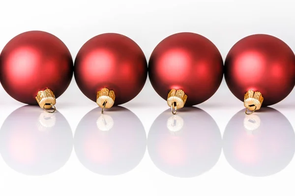 Κόκκινο στολίδι, Χριστουγεννιάτικη μπάλα που απομονώνονται σε λευκό φόντο — Φωτογραφία Αρχείου