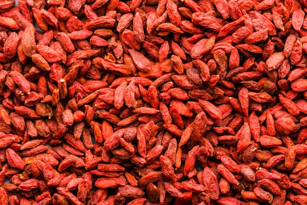 Goji Berry, superfood, sağlıklı gıda içerikler Çin tıbbı ile doğal kurutulmuş meyve arka plan dokusu kırmızı arka plan