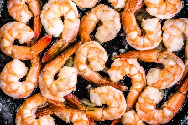 Fundo com camarão na travessa, preparando prato com frutos do mar, conceito de comida mediterrânea — Fotografia de Stock