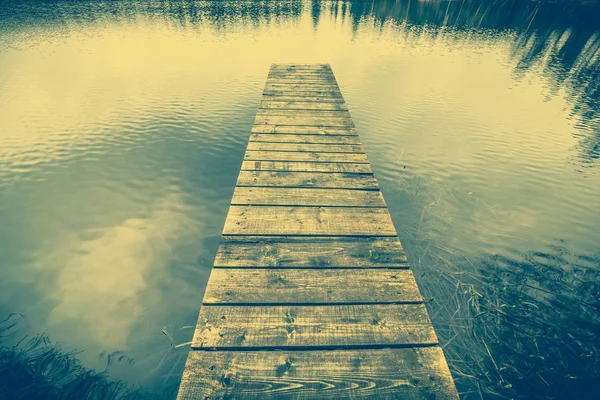 Göl, peyzaj, moody gökyüzü ahşap iskele