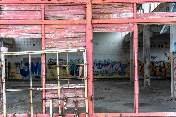 Εγκαταλελειμμένο βιομηχανία, παλιό βιομηχανικό εργοστάσιο τοίχο με πόρτας είναι κατεστραμμένος — Φωτογραφία Αρχείου