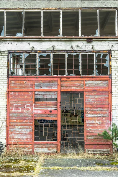 Παλιό βιομηχανικό εργοστάσιο τοίχο από λευκά τούβλα με κατεστραμμένο πόρτα και παράθυρα — Φωτογραφία Αρχείου