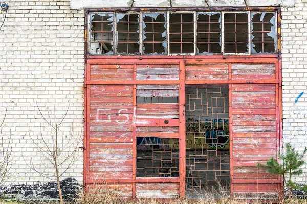 Parede Fábrica Industrial Velha Tijolos Brancos Com Porta Danificada Janelas — Fotografia de Stock