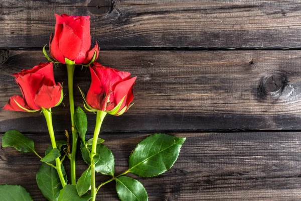 Rose rosse su sfondo di legno, biglietto da visita di San Valentino — Foto Stock