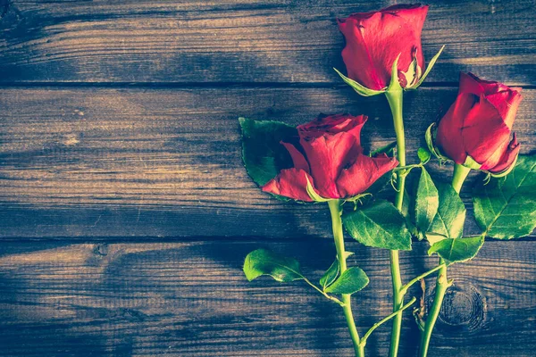 Rose rosse sul tavolo di legno, biglietto per San Valentino sfondo giorno — Foto Stock