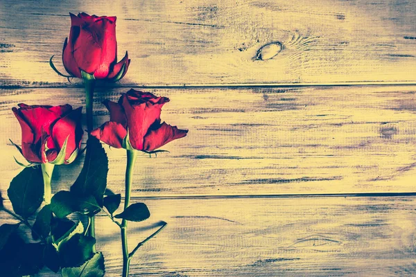 Rose rosse sul tavolo di legno, biglietto per San Valentino sfondo giorno — Foto Stock