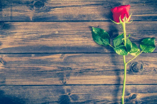 Czerwone róże na drewniany stół, karty Walentynki tła — Zdjęcie stockowe