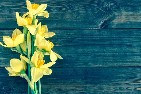 Våren påsk bakgrund med påskliljor bukett på träbord — Stockfoto