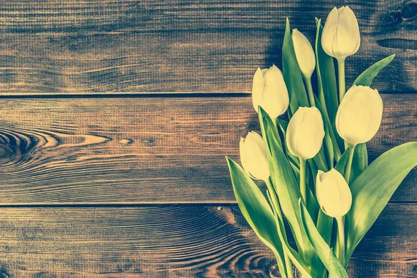 木製のテーブルに春のチューリップの花束とイースターの背景 — ストック写真