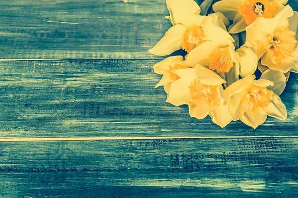Fondo de Pascua de primavera con ramo de narcisos en la mesa de madera — Foto de Stock