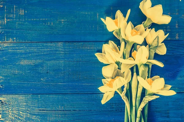 Primavera pasqua sfondo con narcisi bouquet su tavolo di legno — Foto Stock