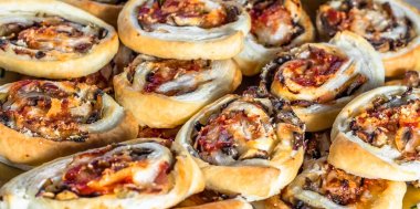 Puf böreği rulo, aperatif domates ve mantar, ev ile yapılan hamur işleri, kavram pişirme