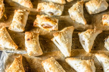 Taze pişmiş puf böreği rulo, peynir ile üçgen snack