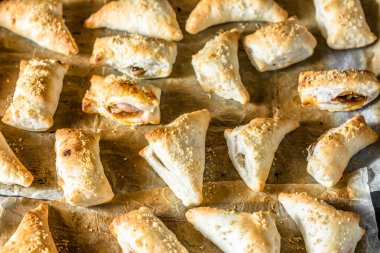 Taze pişmiş puf böreği rulo, peynir ile üçgen snack