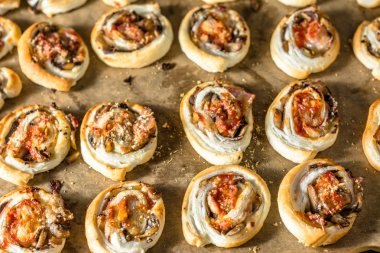 Puf böreği rulo. Snack domates, mantar ve peynir, ev yapımı pişirme kavramı ile