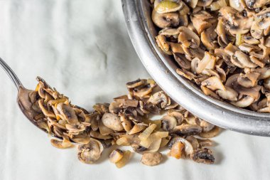 Şef Aşçı'nın el bir doldurma ile hamur hazırlama, Noel yemeği için ev pişirme geleneksel mantar köfte yapılan