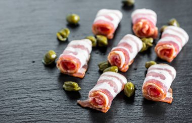 Pastırma füme et tapas veya meze ile Kapari olarak haddelenmiş, üzerinde siyah arduvaz kaplamak hizmet