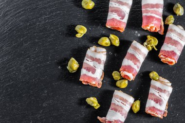 Pastırma füme et tapas veya meze ile Kapari olarak haddelenmiş, üzerinde siyah arduvaz kaplamak hizmet