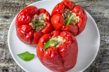 Et ve pilav yemek tarifi, lezzetli pişmiş kırmızı biber dolması