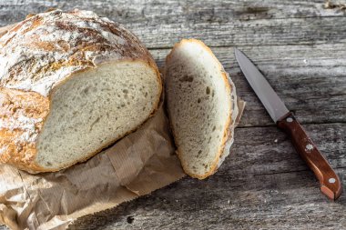 Taze pişmiş ekmek somun kavramı pişirme rustik ahşap tablo