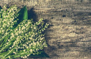 Anneler günü çiçek - ahşap grunge arka plan üzerinde vadideki zambak