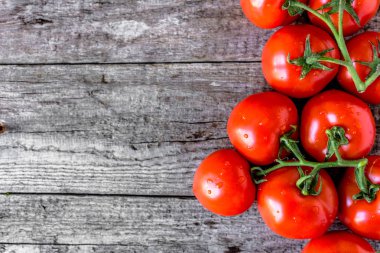 Üstten Görünüm domates, çiftlik taze sebze rustik masada bir kasede