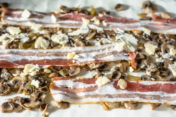 Příprava těsta s nádivkou, houbami a slaninou. Pečicí svačinu nebo předkrm na vánoční večírek — Stock fotografie