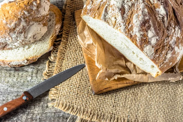 Nybakat brödlimpa på rustika träbord, bakning koncept — Stockfoto
