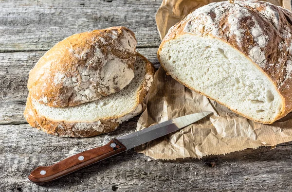 Nybakat brödlimpa på rustika träbord, bakning koncept — Stockfoto