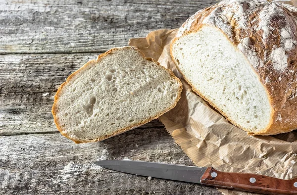 Pane appena sfornato su tavola rustica in legno, concetto di cottura — Foto Stock