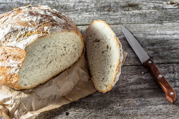 Nybakat brödlimpa på rustika träbord, bakning koncept — Stockfoto