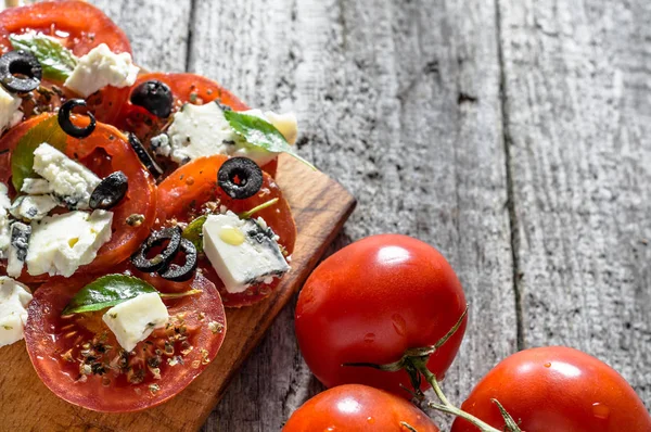 Salada grega com tomate e queijo azul, alimentação saudável, conceito de comida vegetariana — Fotografia de Stock