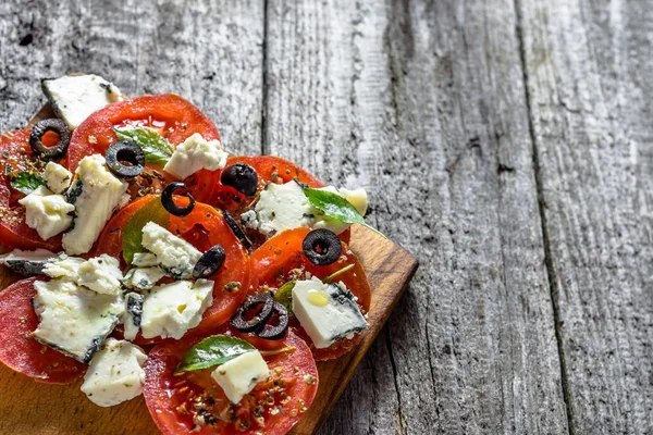 Salada vegetariana com tomate e feta, cozinha grega, comida mediterrânea — Fotografia de Stock