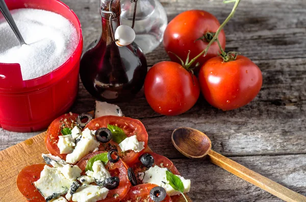 Ensalada vegetariana con tomates y feta, cocina griega, comida mediterránea —  Fotos de Stock