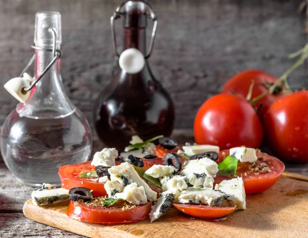 Ensalada griega con tomate y queso azul, alimentación saludable, concepto de comida vegetariana —  Fotos de Stock
