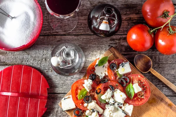 Ensalada griega con tomate y queso azul, alimentación saludable, concepto de comida vegetariana —  Fotos de Stock