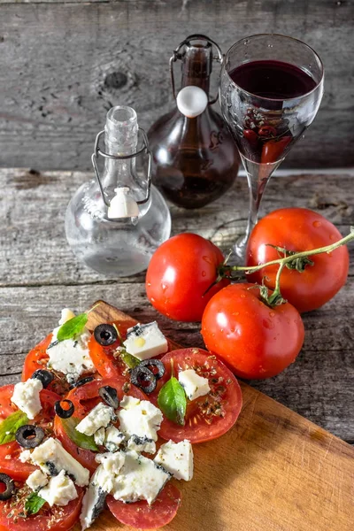 Ensalada griega con tomate y queso azul, alimentación saludable, concepto de comida vegetariana —  Fotos de Stock