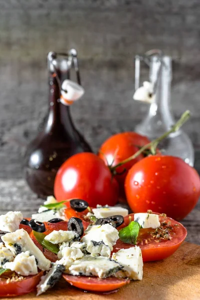 Ensalada vegetariana con tomates y feta, cocina griega, comida mediterránea —  Fotos de Stock