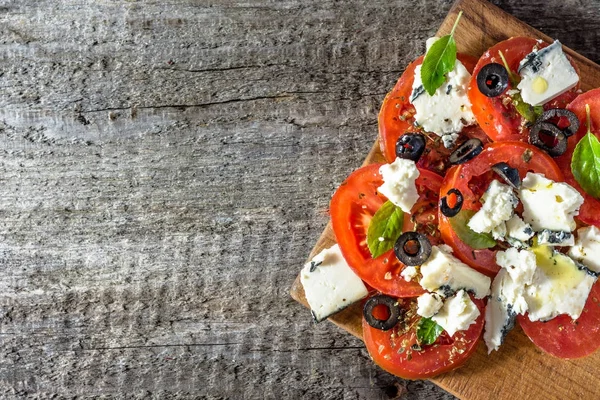 Fundo alimentar grego, alimentação saudável dieta vegetariana, tomates, azeitonas e queijo azul — Fotografia de Stock