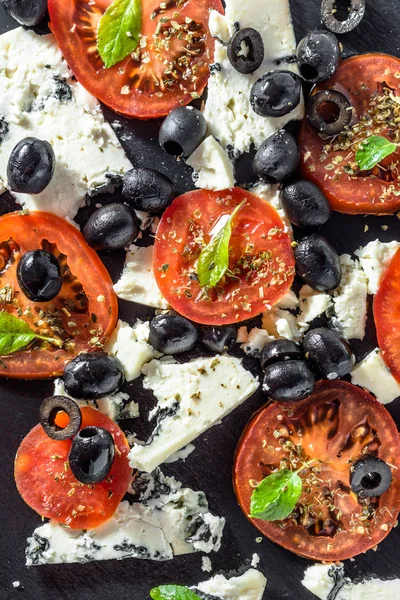 Fundo alimentar grego, alimentação saudável dieta vegetariana, tomates, azeitonas e queijo azul — Fotografia de Stock