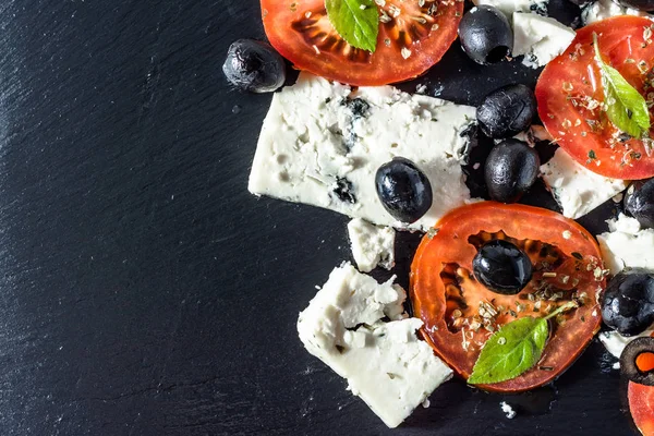 Ingredientes alimentares mediterrânicos, alimentação saudável dieta vegetariana, tomates, azeitonas e queijo azul — Fotografia de Stock