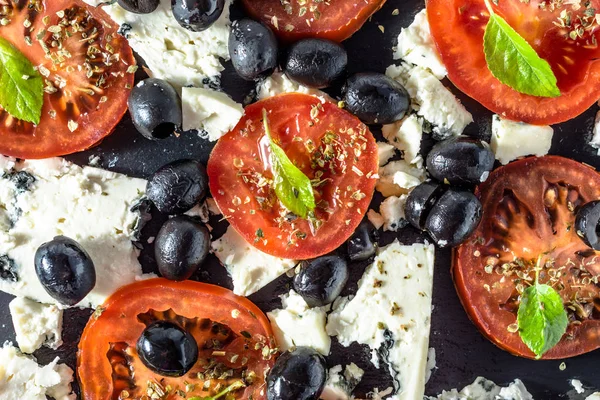 Salada vegetariana com tomate e feta, cozinha grega, comida mediterrânea — Fotografia de Stock