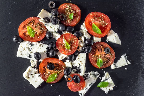 Salada grega com tomate e queijo azul, alimentação saudável, conceito de comida vegetariana — Fotografia de Stock
